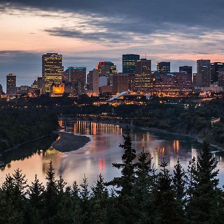 Mediterranean Retreat - King Bed - Fireplace - Jacuzzi - Fast Wi-Fi - Games Room - Free Parking & Netflix Edmonton Exterior foto