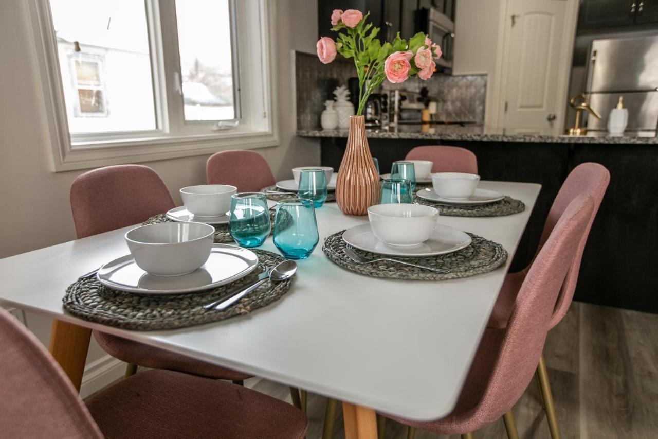 Mediterranean Retreat - King Bed - Fireplace - Jacuzzi - Fast Wi-Fi - Games Room - Free Parking & Netflix Edmonton Exterior foto