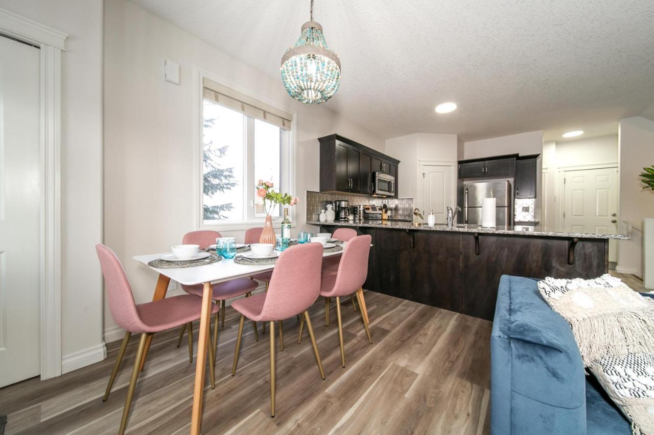 Mediterranean Retreat - King Bed - Fireplace - Jacuzzi - Fast Wi-Fi - Games Room - Free Parking & Netflix Edmonton Exterior foto
