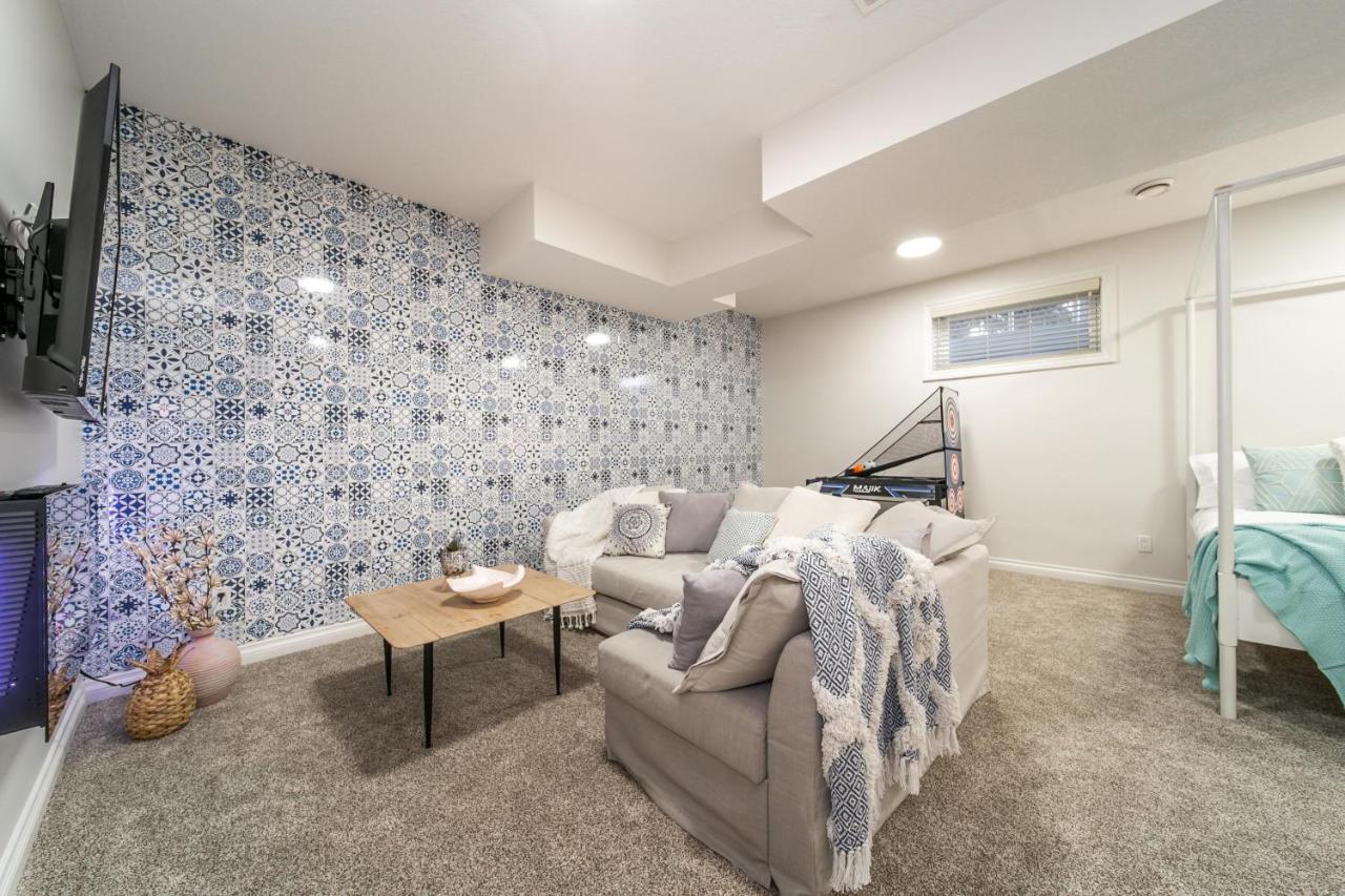 Mediterranean Retreat - King Bed - Fireplace - Jacuzzi - Fast Wi-Fi - Games Room - Free Parking & Netflix Edmonton Exterior foto