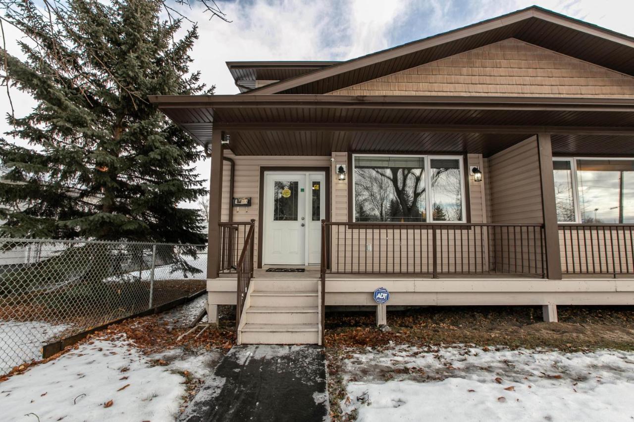 Mediterranean Retreat - King Bed - Fireplace - Jacuzzi - Fast Wi-Fi - Games Room - Free Parking & Netflix Edmonton Exterior foto
