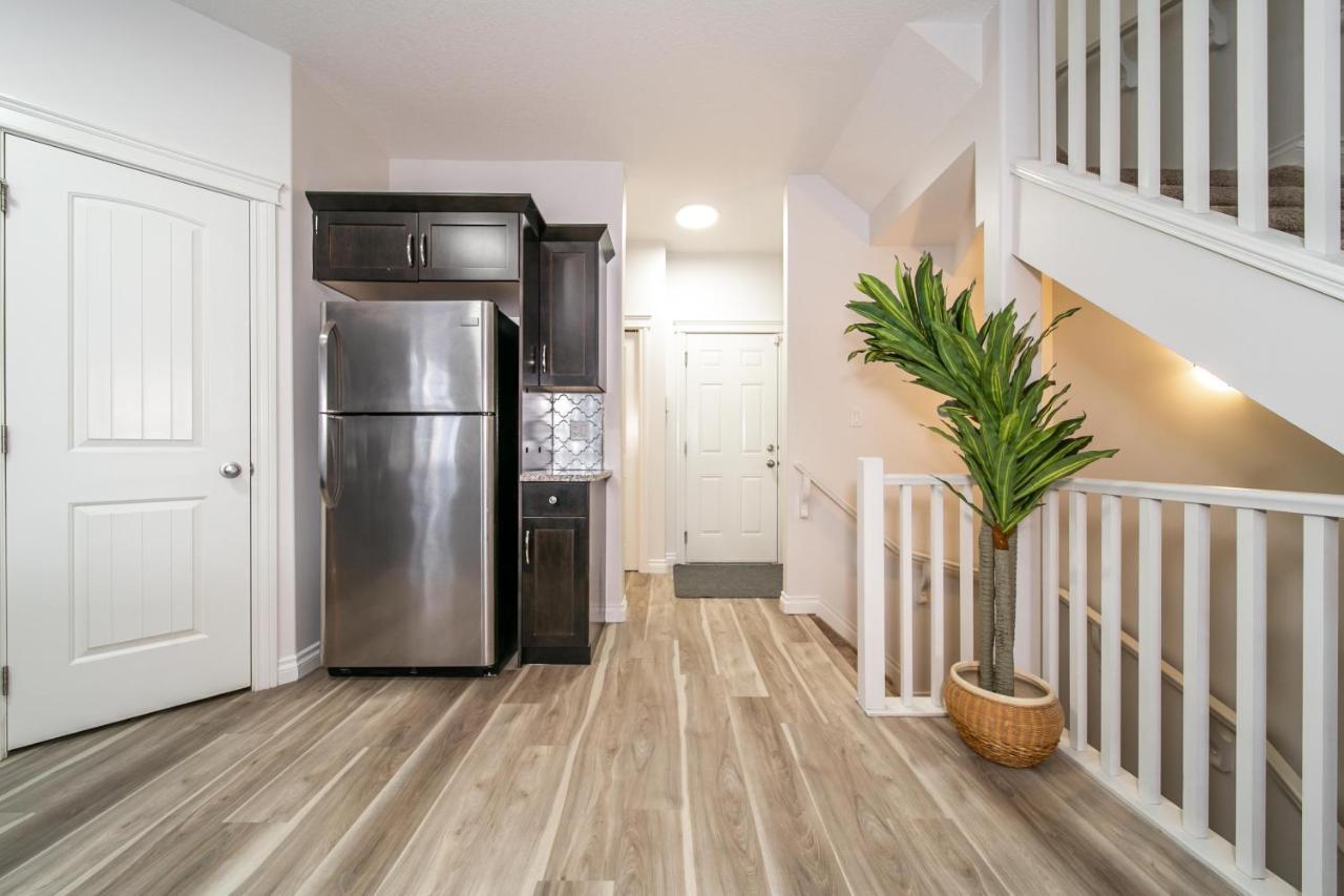 Mediterranean Retreat - King Bed - Fireplace - Jacuzzi - Fast Wi-Fi - Games Room - Free Parking & Netflix Edmonton Exterior foto