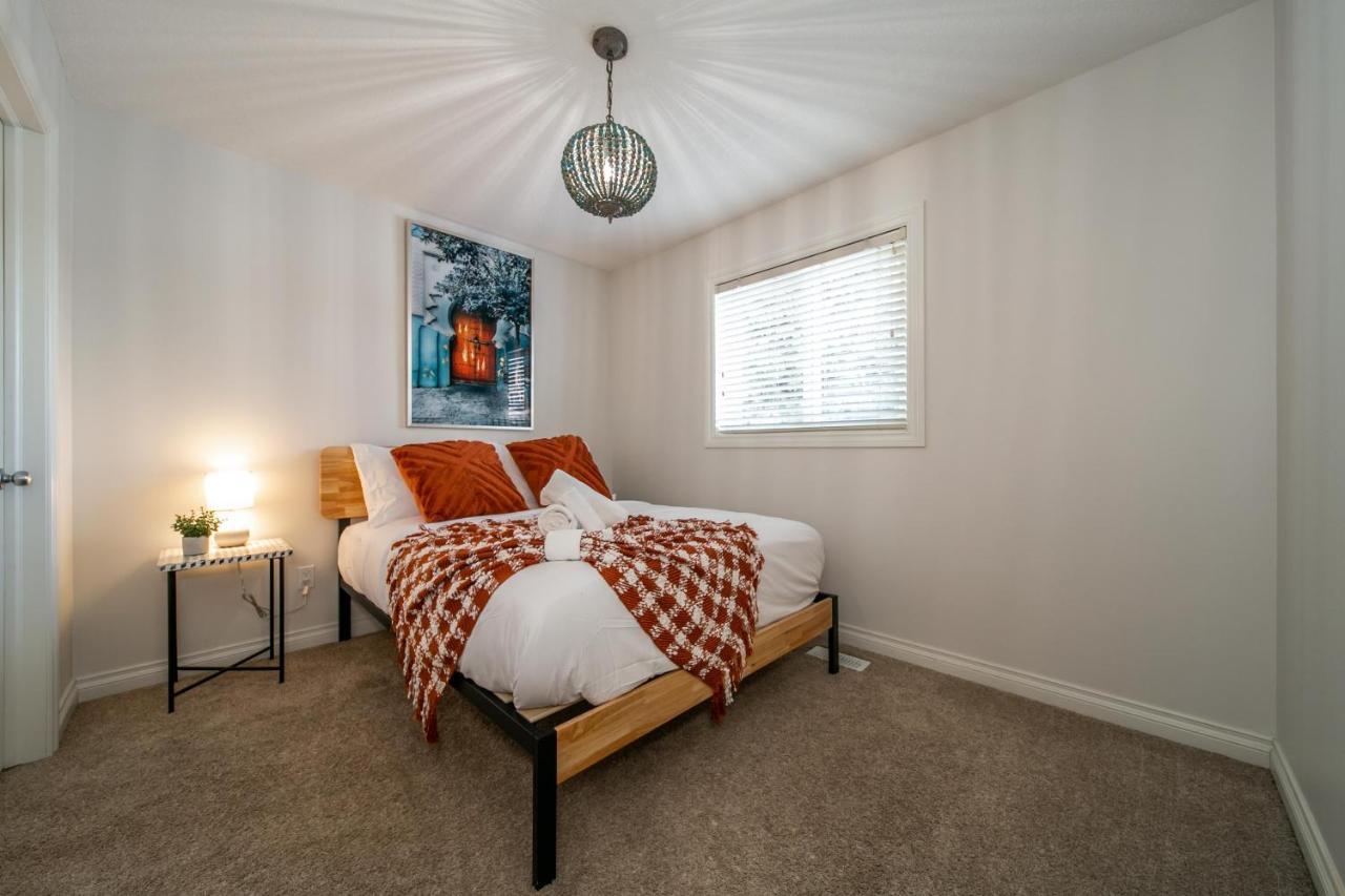 Mediterranean Retreat - King Bed - Fireplace - Jacuzzi - Fast Wi-Fi - Games Room - Free Parking & Netflix Edmonton Exterior foto