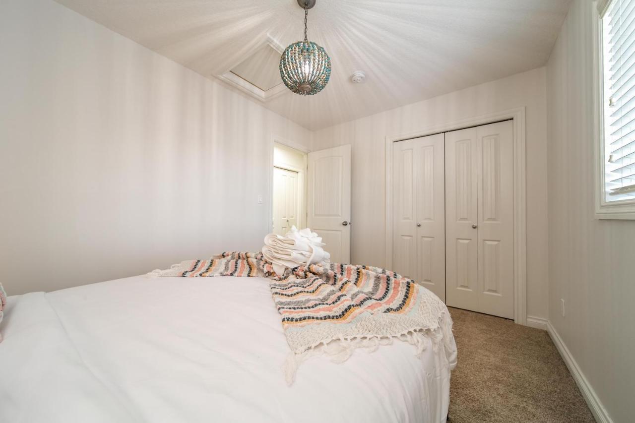 Mediterranean Retreat - King Bed - Fireplace - Jacuzzi - Fast Wi-Fi - Games Room - Free Parking & Netflix Edmonton Exterior foto
