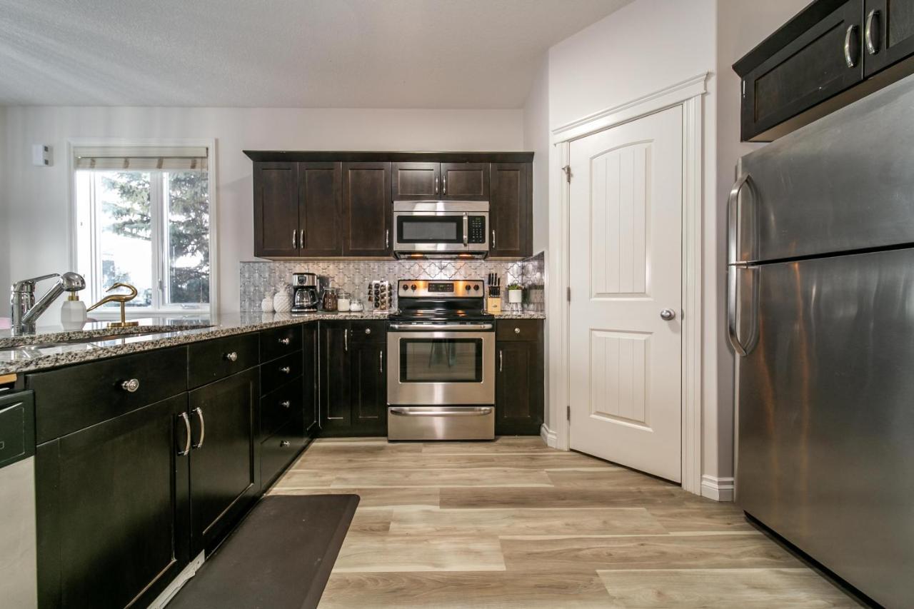 Mediterranean Retreat - King Bed - Fireplace - Jacuzzi - Fast Wi-Fi - Games Room - Free Parking & Netflix Edmonton Exterior foto