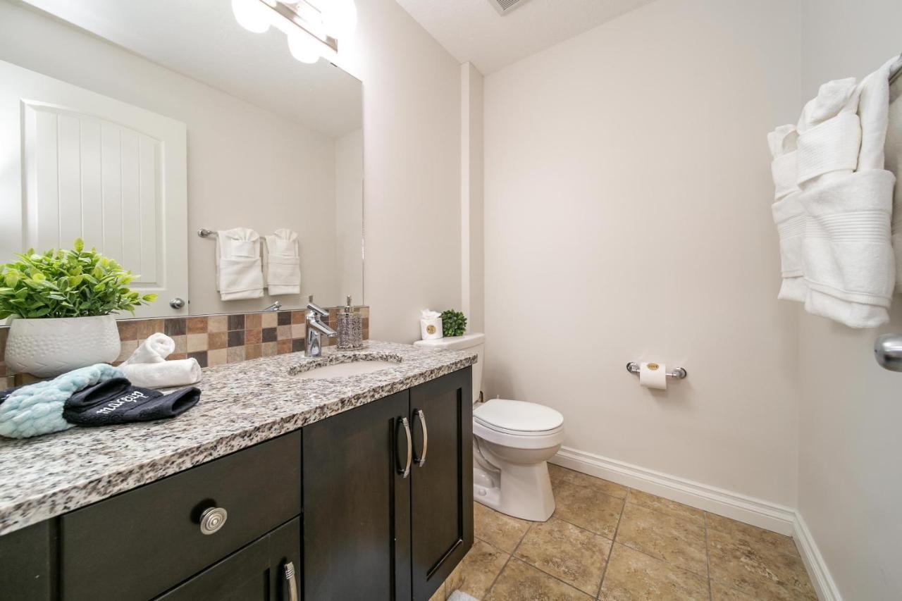Mediterranean Retreat - King Bed - Fireplace - Jacuzzi - Fast Wi-Fi - Games Room - Free Parking & Netflix Edmonton Exterior foto