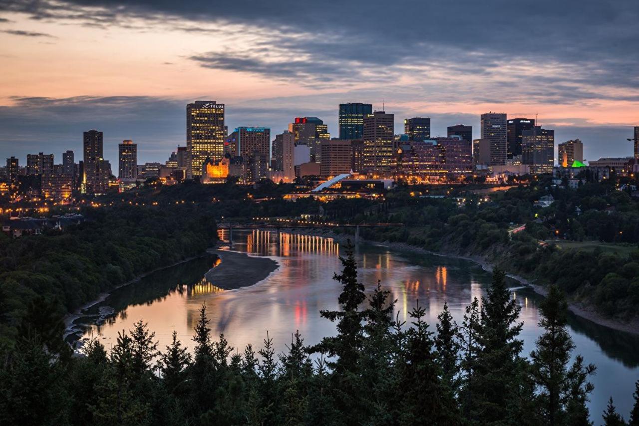 Mediterranean Retreat - King Bed - Fireplace - Jacuzzi - Fast Wi-Fi - Games Room - Free Parking & Netflix Edmonton Exterior foto